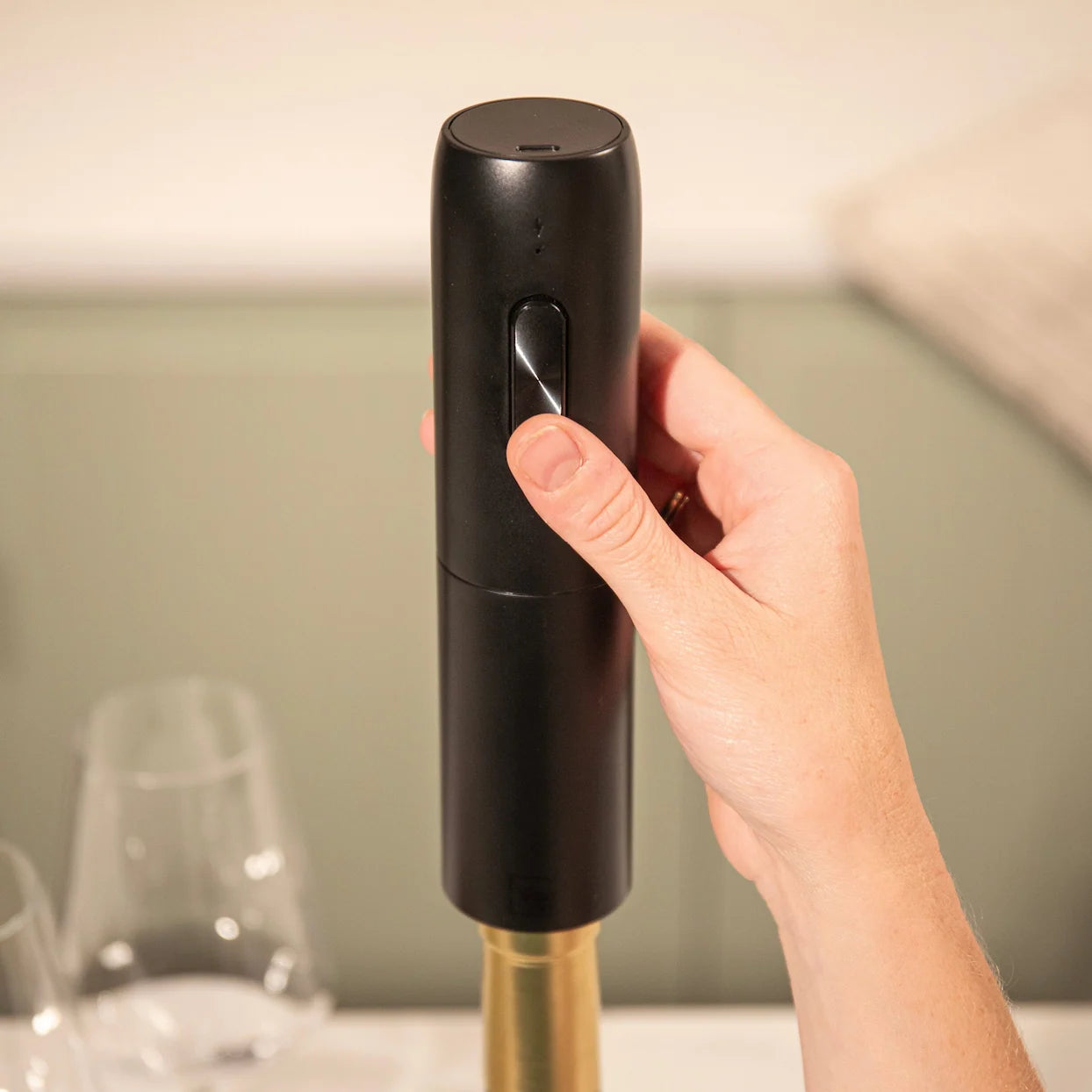 vacu-vin-bundle-elektrische-wein-vakuumpumpe-elektrischer-wein-ffner image 6