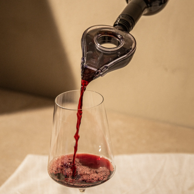 vacu-vin-weinbel-fter-aufsatz-f-r-flaschen-bel-ftet-wein-beim-einschenken-transp image 2