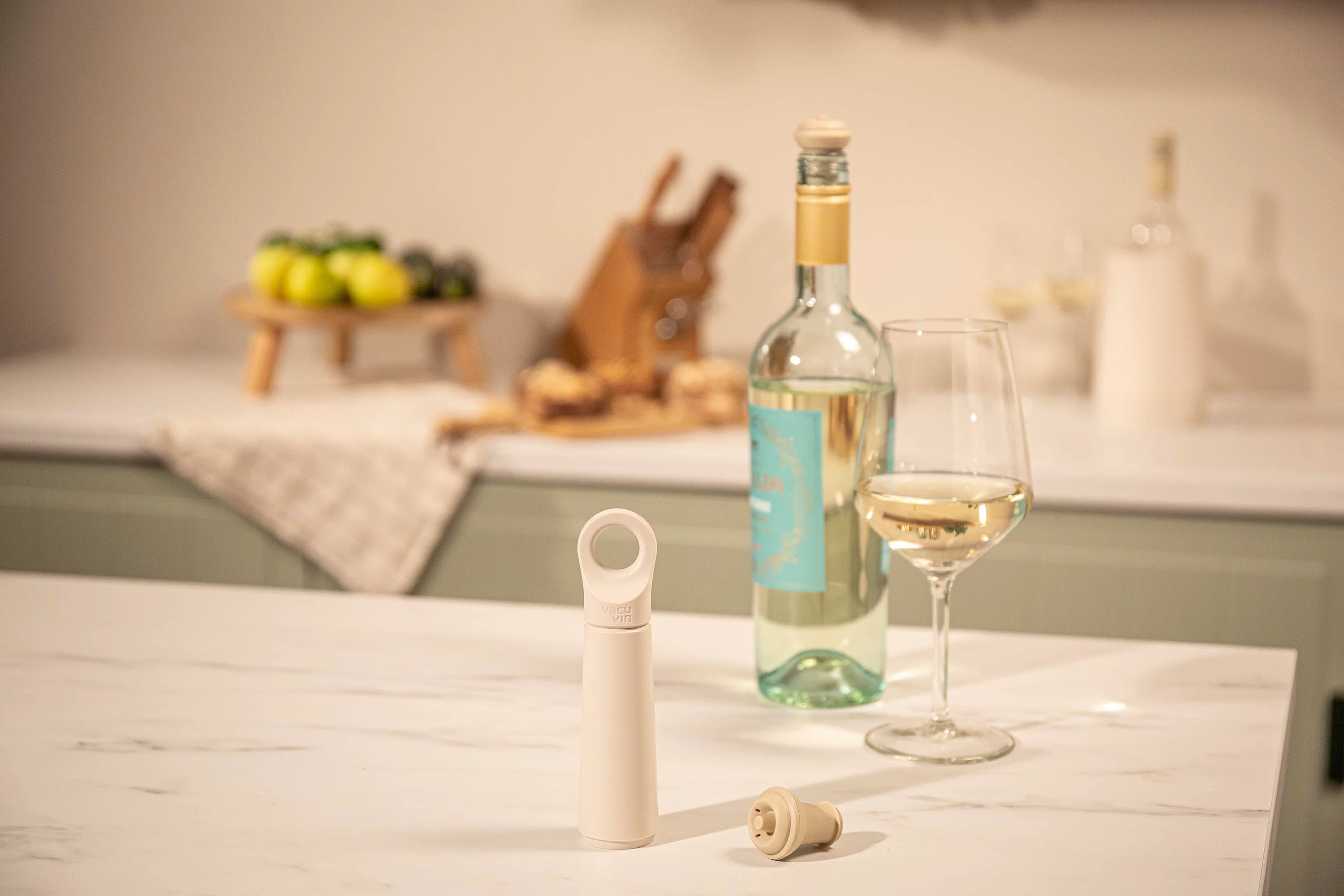 vacu-vin-loop-weinaufbewahrungsset-sand-vakuumpumpe-mit-1-4-stopfen image 3