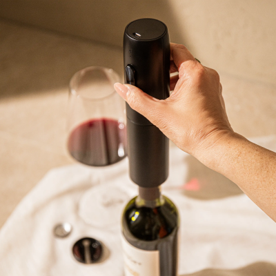 vacu-vin-elektrischer-wein-ffner-automatischer-korkenzieher-f-r-m-heloses-entkor image 3