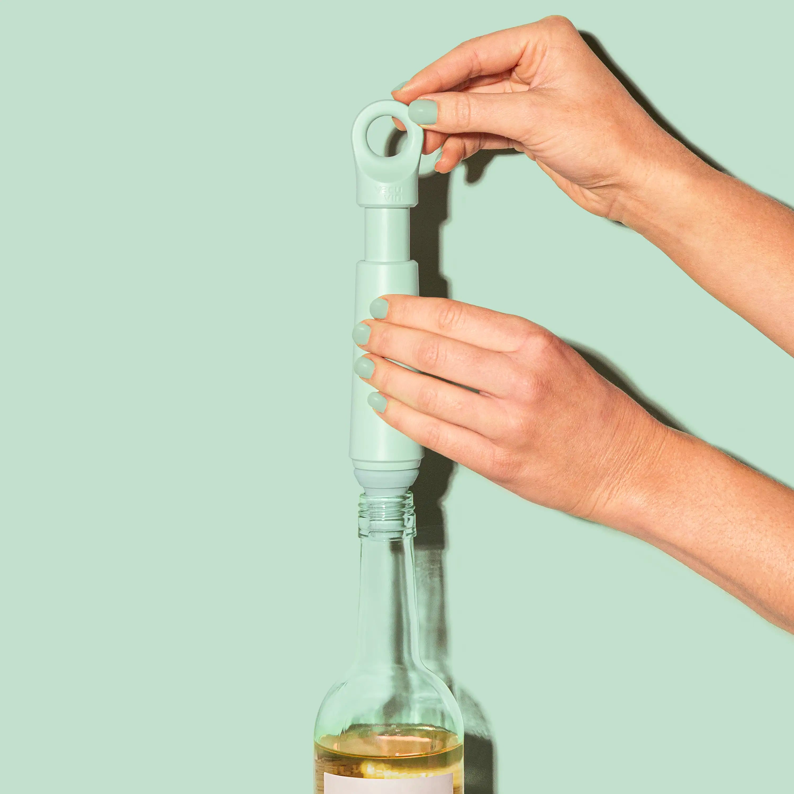 vacu-vin-loop-weinaufbewahrungsset-jade-vakuumpumpe-mit-4-gratis-weinstopfen image 4