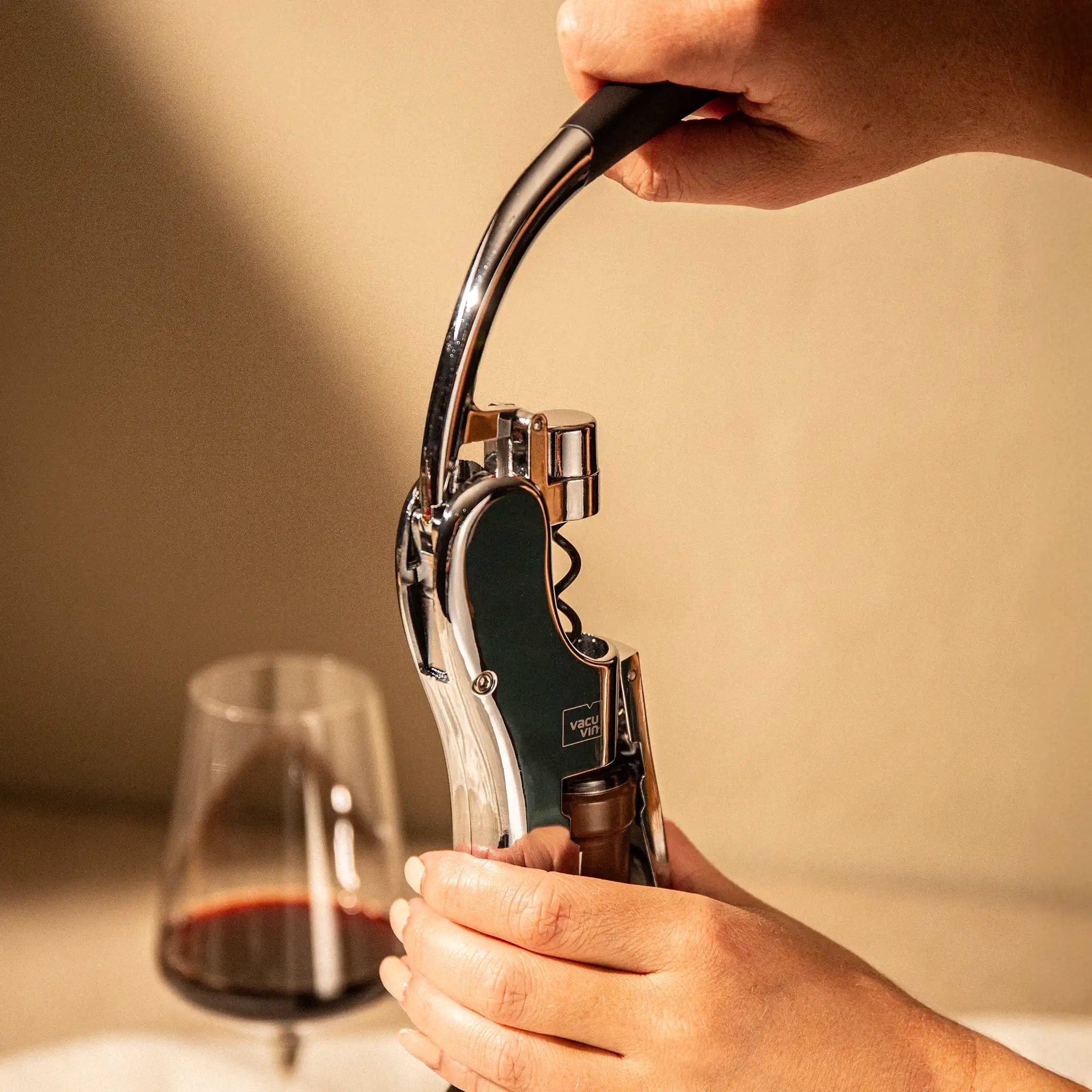 vacu-vin-hebelkorkenzieher-vertikal-m-heloses-entkorken-mit-hebel-zahnrad-mechan image 2