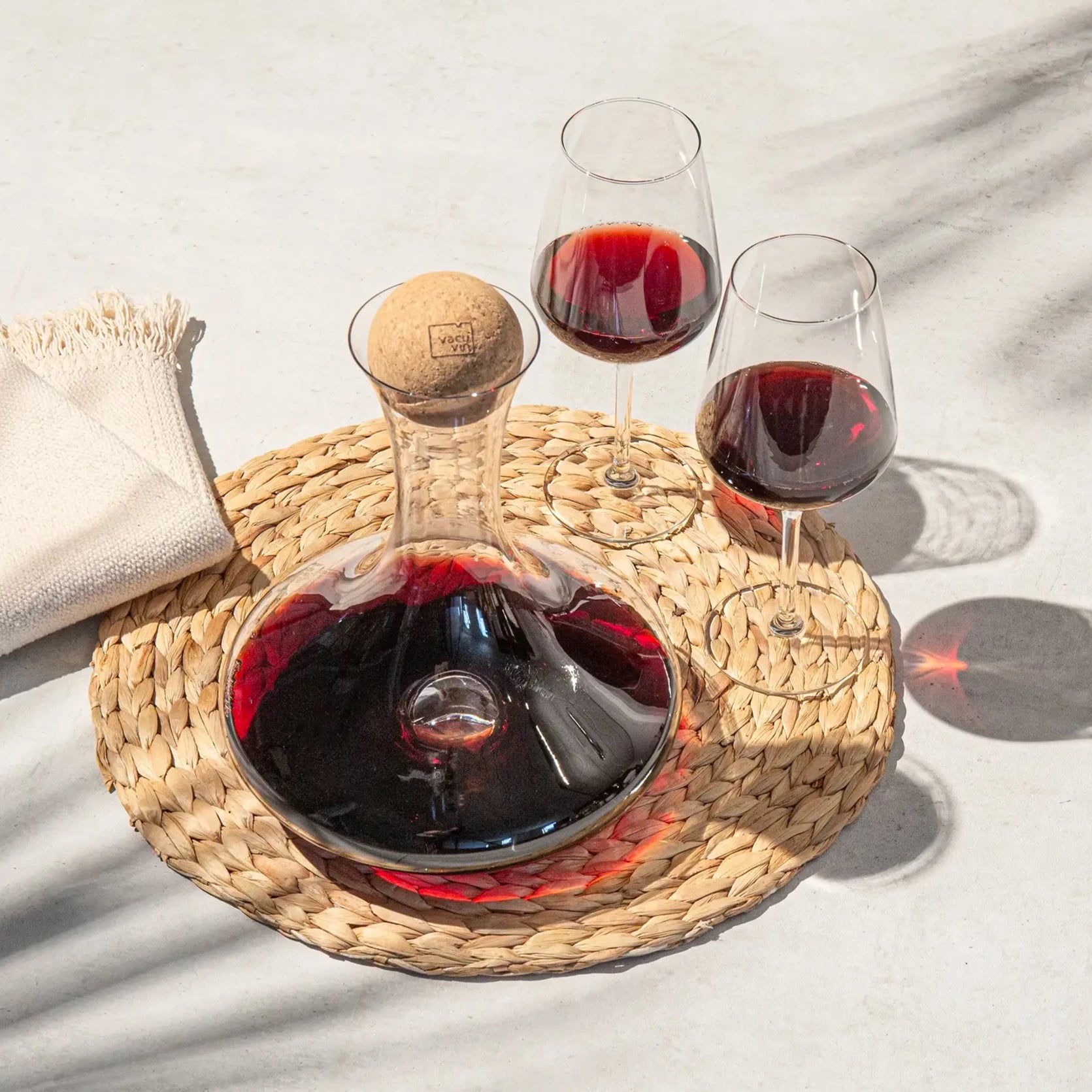 vacu-vin-weindekanter-glasdekantierer-mit-breitem-boden-und-korkstopfen-bel-ftet image 2
