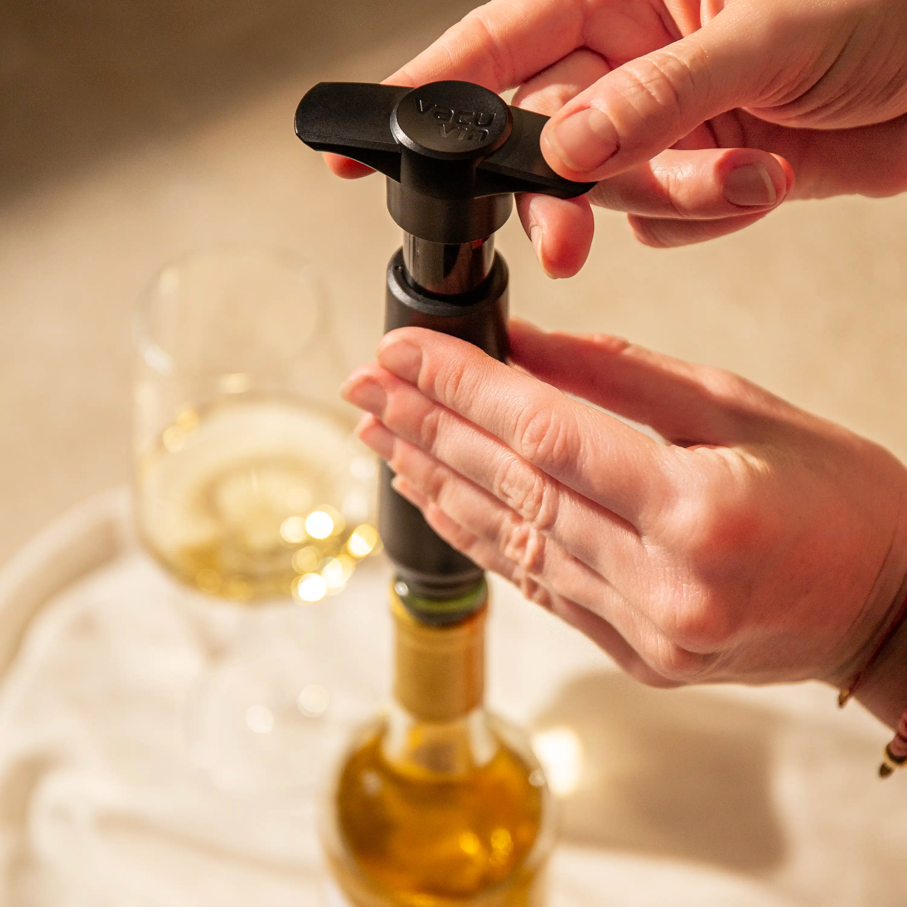 vacu-vin-wein-vakuumpumpen-set-original-schwarz-handliche-pumpe-mit-3-stopfen-h- image 6