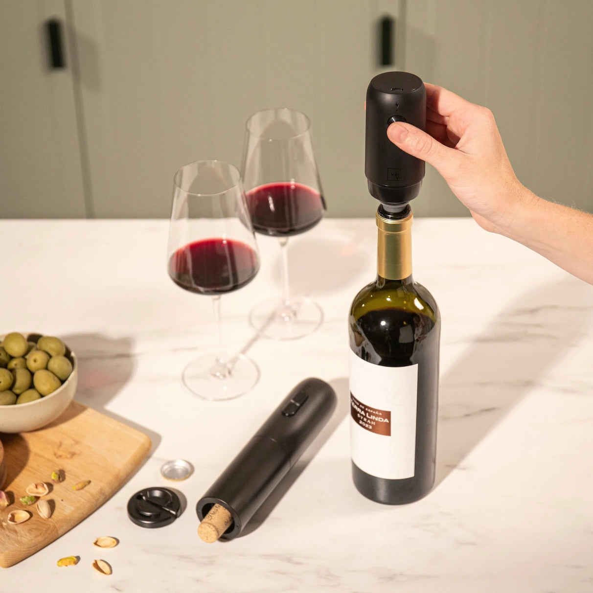 vacu-vin-bundle-elektrische-wein-vakuumpumpe-elektrischer-wein-ffner image 2