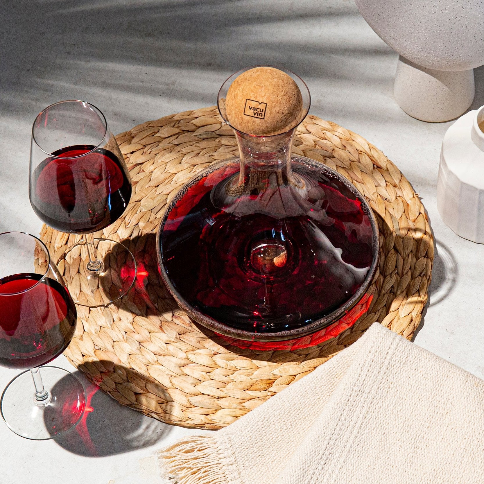 vacu-vin-weindekanter-glasdekantierer-mit-breitem-boden-und-korkstopfen-bel-ftet image 5